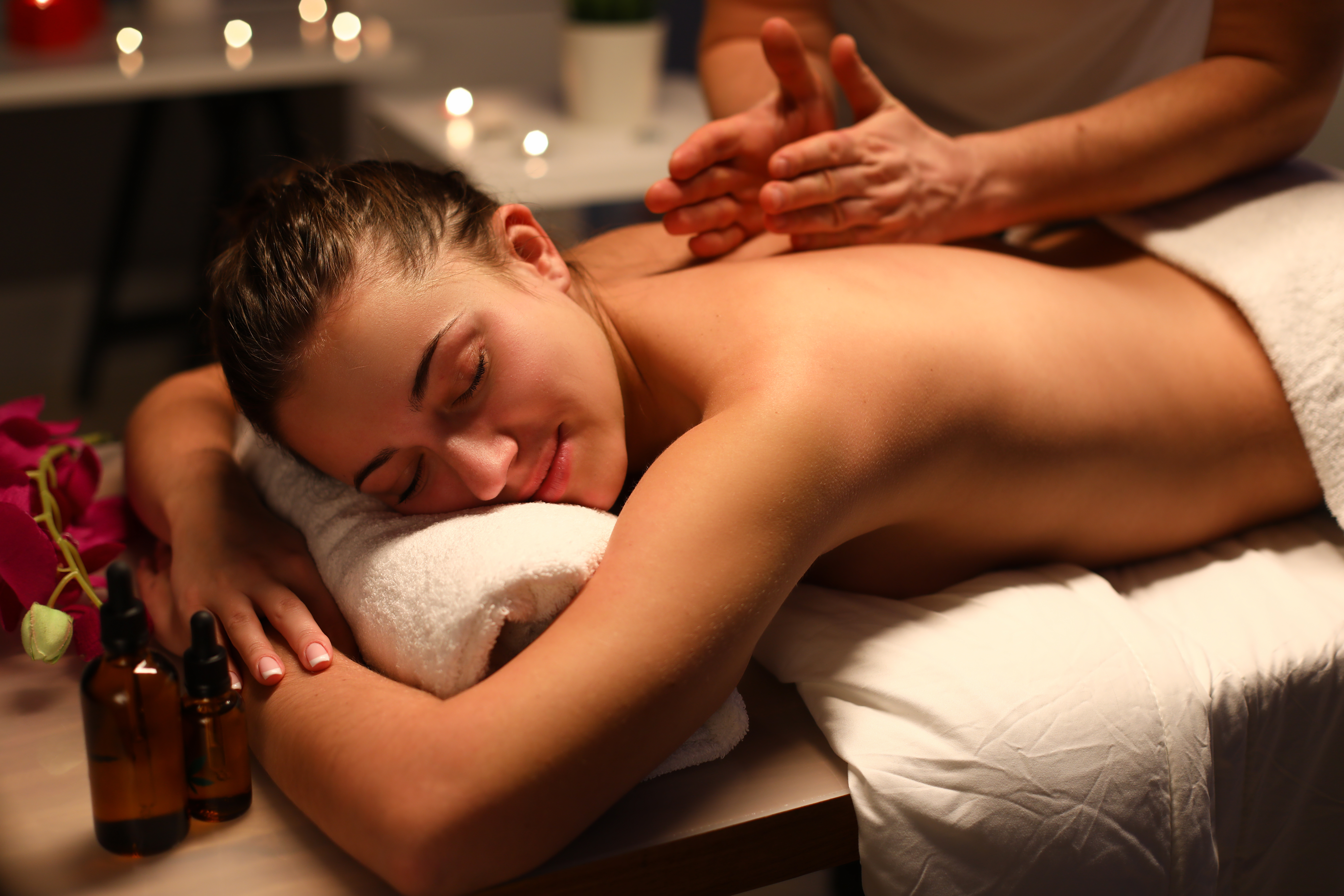 masseur-give-wellness-back-massage-to-client-in-spa-center